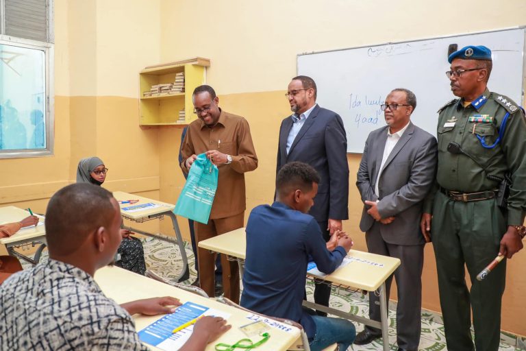 Ra’iisul Wasaare Maxamed Xuseen Rooble ayaa daah-furay imtixaanka shahaadiga ah ee dugsiyada sare oo maanta si rasmi ah uga bilaabmay gobollada dalka.