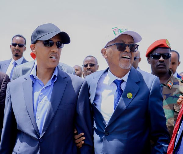 Wafdi ballaaran oo uu hoggaaminayo Madaxweyne Mustafe Muxummed Cumar oo gaaray Soomaliland.