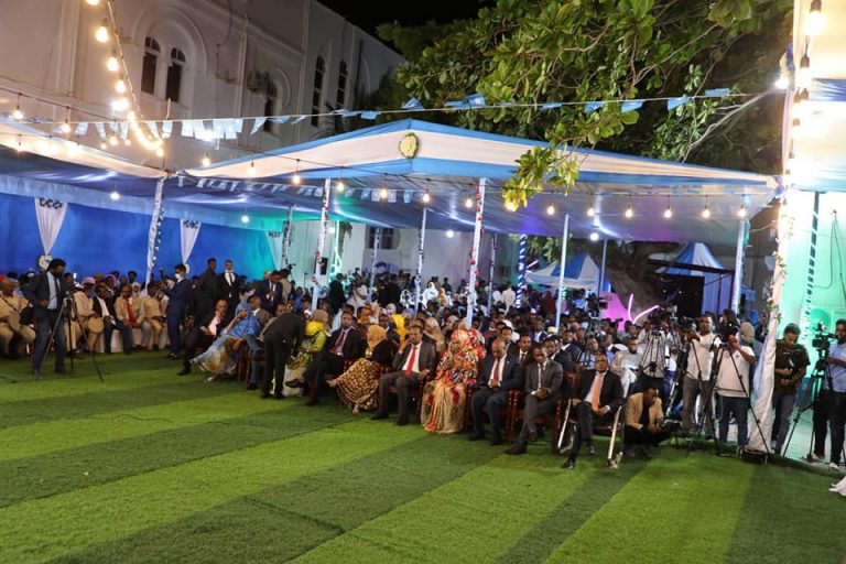Masuuliyiin ka tirsan dowladda Soomaaliya, marti sharaf iyo qeybaha bulshada oo ka qeybgalay xuska 26 June oo Muqdisho lagu qabtay