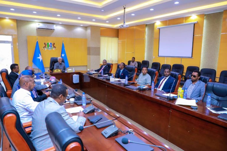 Madaxweyne ku xigeenka Puntland oo Shir guddoomiyey shir heer Wasiiro ah oo looga hadlayey maamul baahinta Puntland+SAWIRRO .