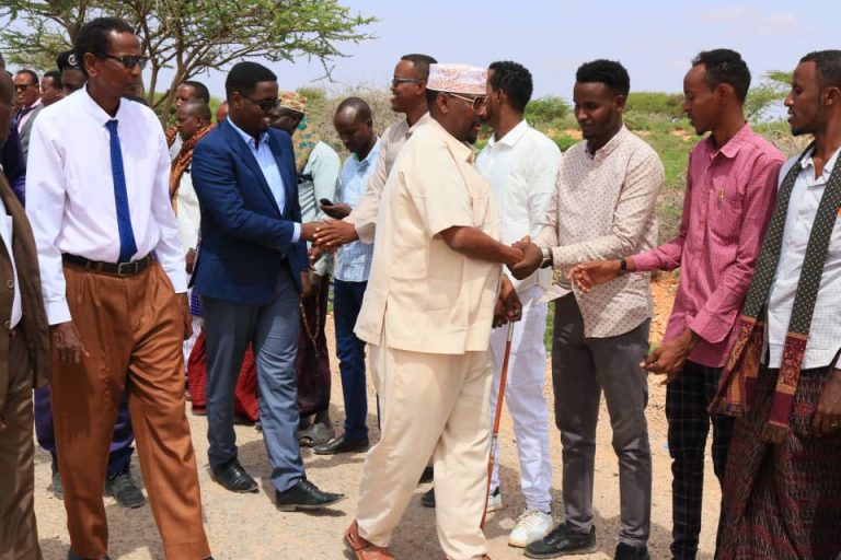 SAWIRRO:Wafdi uu Hugaaminaayo Guddoomiyaha Gobolka Galguduud  oo  gaaray Magaalada Galiinsoor