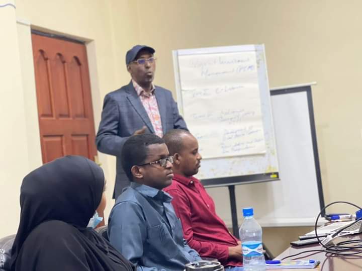 SAWIRRO:- Agaasimaha Guud ee Wasaaradda Gaadiidka oo kormeeray Tababar u socda qayb ka mida shaqaalaha Wasaaraddaas.