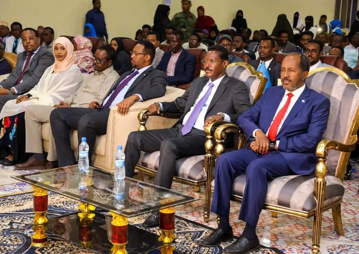 Madaxweyne Hassan sheikh Maxamuud oo xalay xaflad soodhaweyn ah loogu sameeyey Dhuusamareeb.