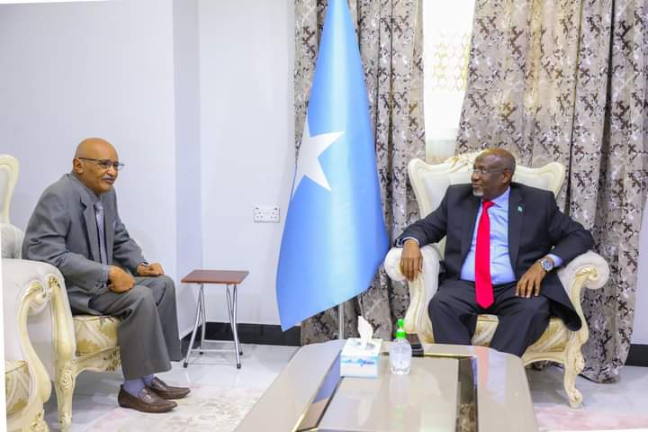 Guddoomiyaha Golaha Shacabka Baarlamaanka Soomali  oo maanta Qaabilay Safiirka Jaamacada carabta u fadhiya dalkeenna.