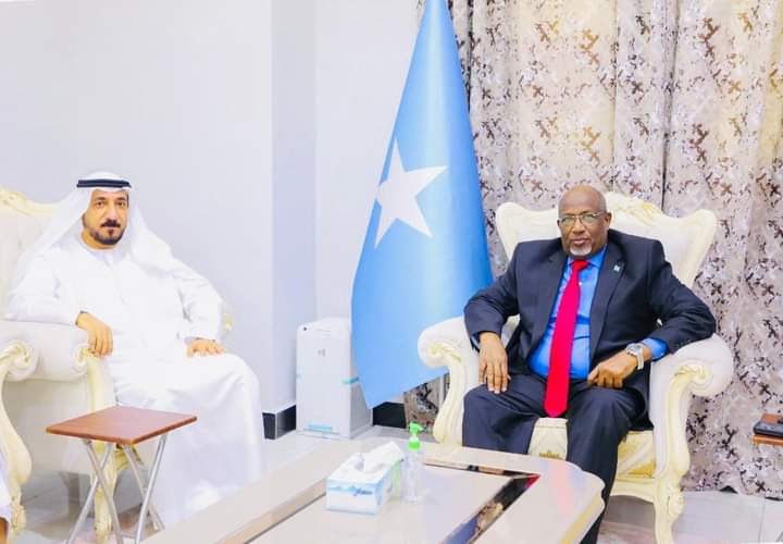 Guddoomiyaha Golaha Shacabka Baarlamaanka Soomaliya oo maanta la kulmay danjiraha dalka isu-tagga Imaaraadka carabta.