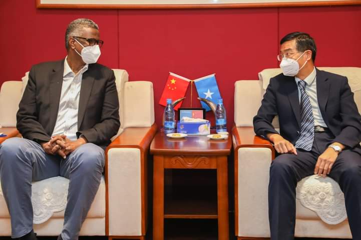 Ergeyga gaarka ah ee Arrimaha Bani’aadannimada iyo Gurmadka Abaaraha oo caawa kulan la qaatay Safiirka dowladda Shiinaha ee Soomaliya.