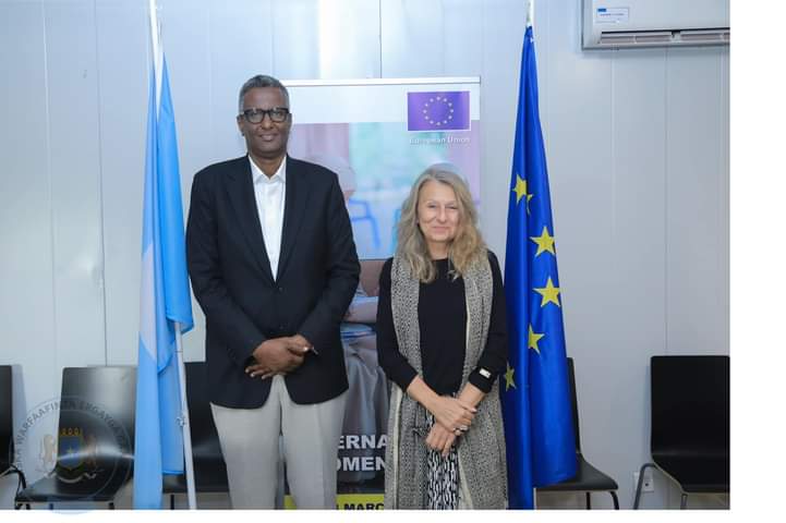 Ergeyga gaarka ah ee Madaxweynaha JFS u qaabilsan arrimaha Gurmadka Abaaraha oo maanta la kulmay Safiirka Midowga Yurub ee Soomaliya Tiina Intelmann.