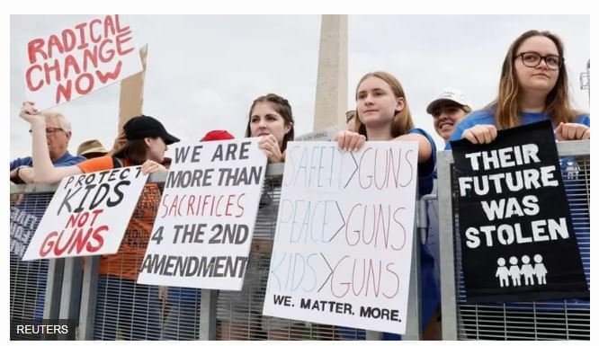 Kumanaan mudaaharaadayaal ah ayaa isugu soo baxay guud ahaan dalka Mareykanka si ay ugu baaqaan in la adkeeyo sharciga hubka ka dib toogasho ka dhacday gobolka Texas.