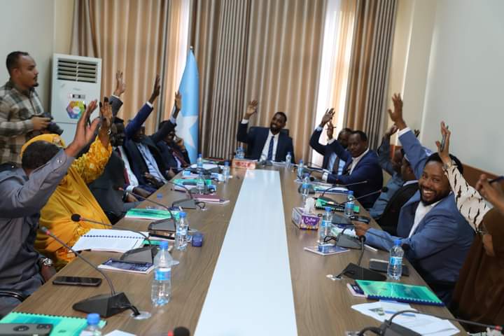 Guddiga KMG ah ee labada Aqal BFS ee loo xilsaaray diyaarinta Sharciga Miisaaniyadda Qaranka 2022 oo guddon doortay.