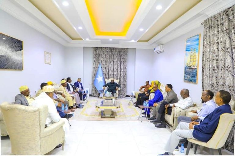 Guddoomiyaha Golaha Shacabka BJFS oo kulan la qaatay Ehelada Muqtaar Roobow.