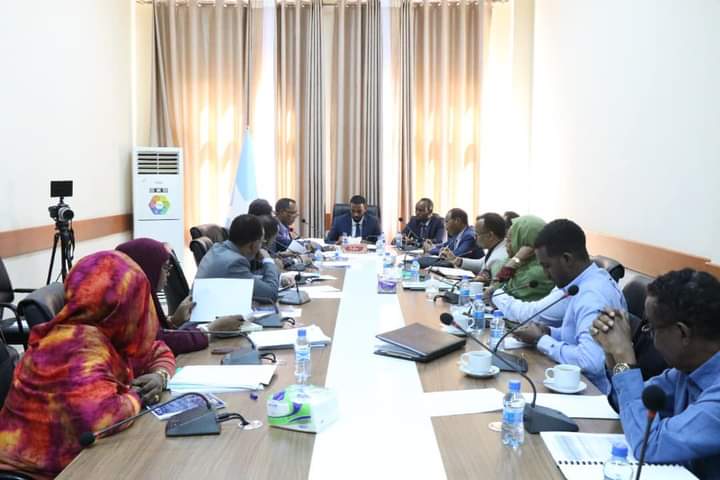 Guddiga KMG ee Miisaaniyadda Labada Aqal BJFS ayaa Maanta  la kulmay Wasiirka Maaliyada Soomaaliya.