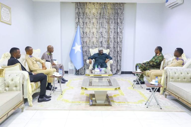 Gudoomiyaha Golaha Shacabka Oo Shir guddoomiyay kulan looga Hadlaayay Amniga Guud ee Dalka Maalmaha Xorriyadda +SAWIRO”.