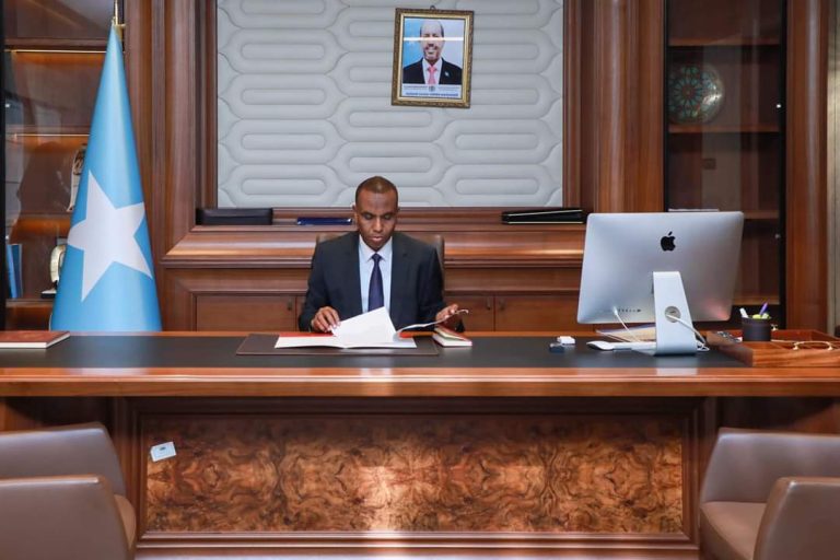 Ra’iisul Wasaaraha Cusub ee Qaranka oo maanta si rasmi ah uga Shaqa bilaabay Xafiiskiisa