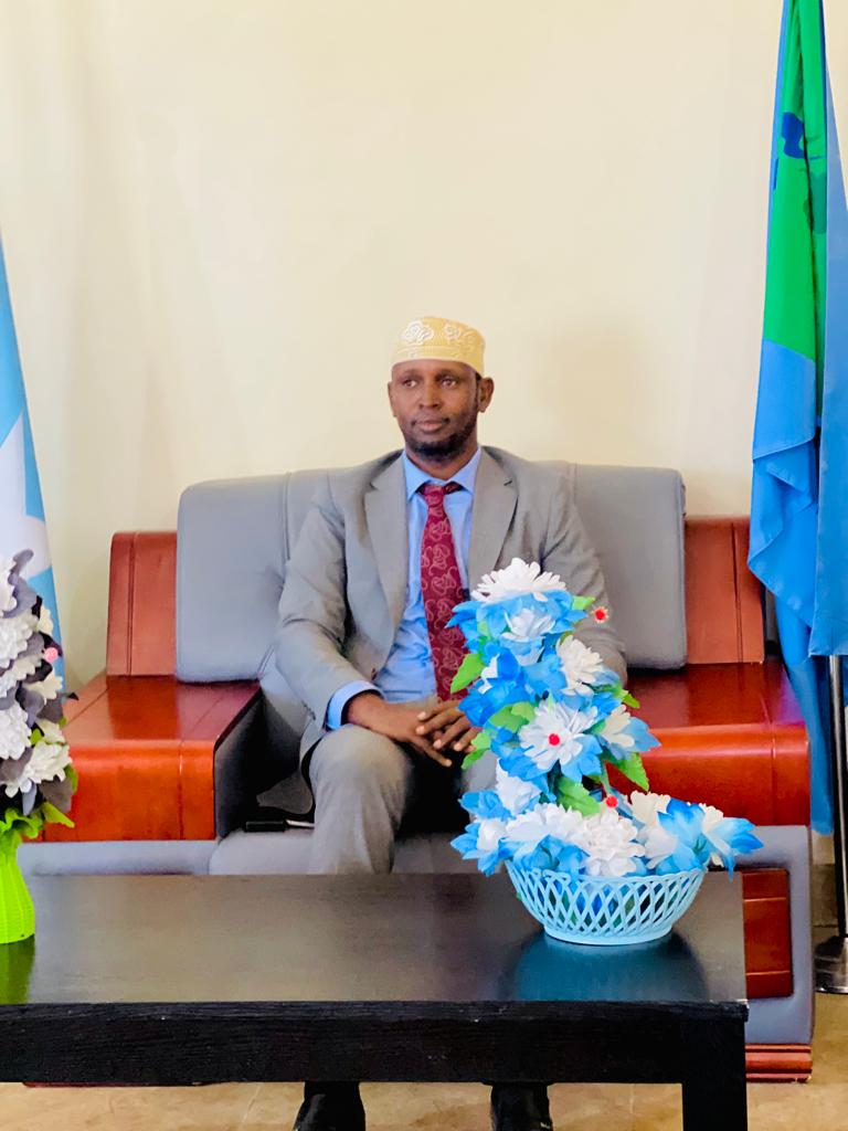 Senetor Kobac oo boggaadiyey dadaalada Gargaarka lagu gaarsinayo Dadka Abaaraha ay saameeyeen.