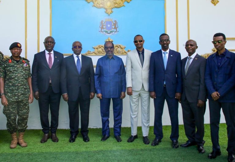 Madaxweyne Hassan sheikh Maxamuud  oo maanta la kulmay masuuliyin katirsan dalka Uganda.