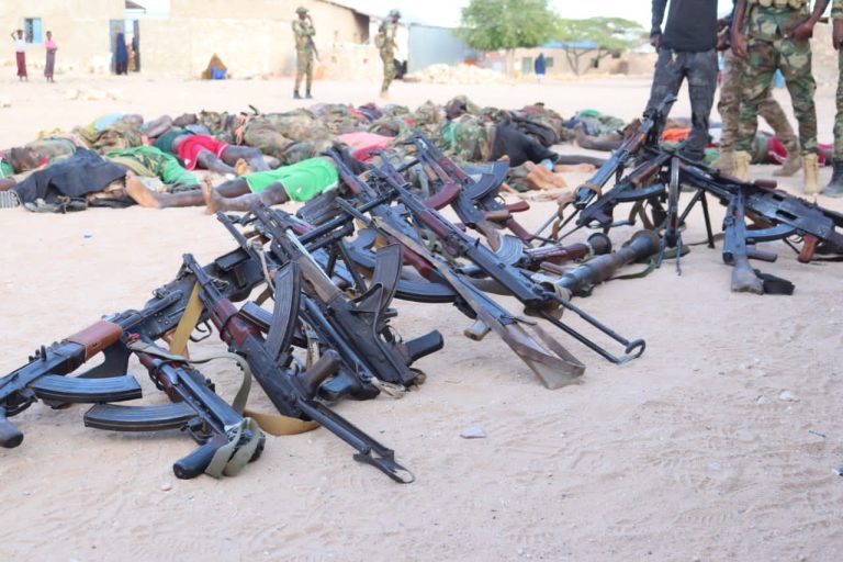 Maamulka Baxdo oo soo bandhigay  meydadka xubnihii argagixisada looga dilay dagaalkii shalay, saanad ciidan iyo maxaabiis nool.