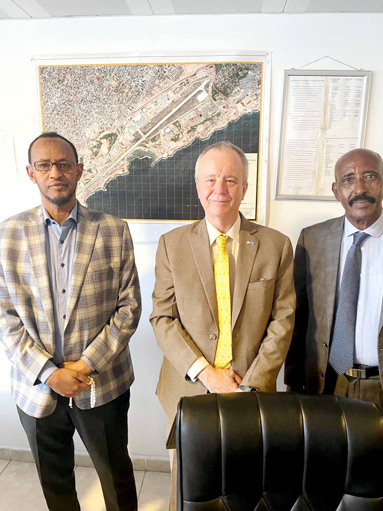 Maareeyaha Maamulka & Amniga Garoonka Aadan Cabdulle Cabdinaasir Maxamuud Gureey iyo Safiirka Mareykanka Soomaaliya Larry Andre oo ku Kulmay Gudaha Garoonka.