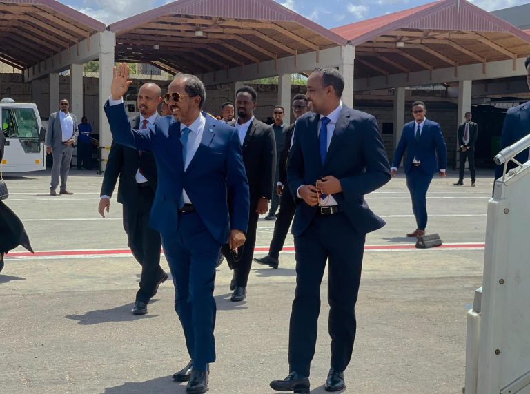 Madaxweyne Hassan sheikh Maxamuud oo u Ambabaxay Dalka Imaaraadka Carabta.