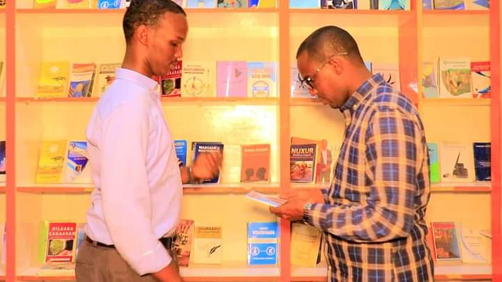 Duqa Degmada Gaalkacyo Cabdiraxmaan Sheikh Hassan oo booqday xarunta maktabadda Guud ee Degmada Gaalkacyo.