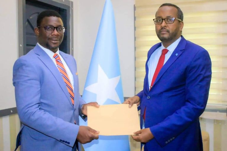 Siihayaha Wasiirka Arrimaha Dibadda oo waraaqaha aqoonsiga ka guddoomay Wakiilka cusub ee UNFPA ee Soomaaliya