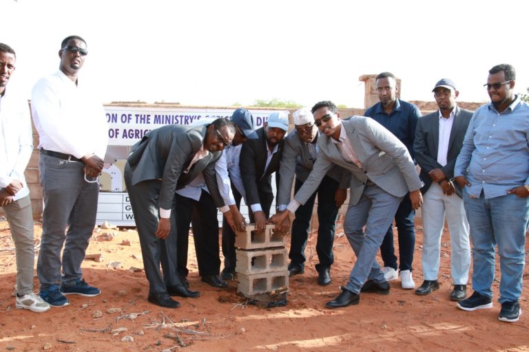 Wasiirka Beeraha Galmudug oo Magaalada Dhuusamareeb ka dhagax-dhigey dhismaha xafiisyada Cusub ee  wasaaraddaasi.