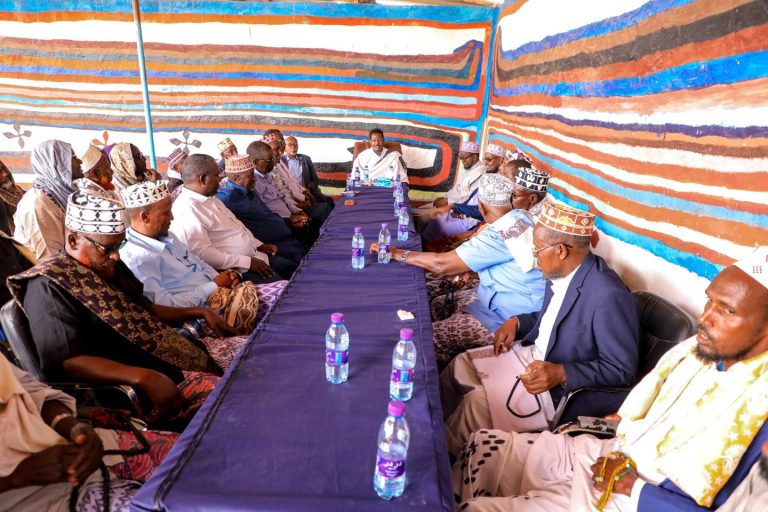 [SAWIRO)Madaxweynaha Galmudug oo bulshada Baxdo u sheegay in dagaalka Al-shabaab ka gacan siin donaan