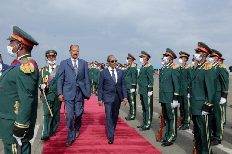 Madaxweynaha Jamhuuriyadda Federaalka Soomaaliya Mudane Xasan Sheekh Maxamuud oo gaaray magaalada Asmara ee caasimadda dalka Ereteriya.