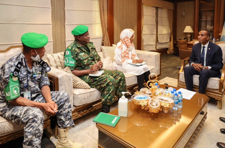 Ra’iisul Wasaare Hamse Abdi Bare oo la kulmay Ergayga Gaarka ah ee Midowga Afrika u qaabilsan Soomaaliya, iyo saraakiil ka tirsan hawlgalka ATMIS