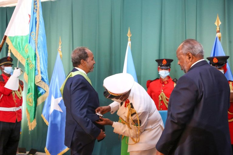 Madaxweynaha Jamuuriyada Jabouti oo  Billad Sharafta ugu sarraysa dalkaasi guddoonsiiyey  Xalay madaxweyne Xasan Sheekh Maxamuud .