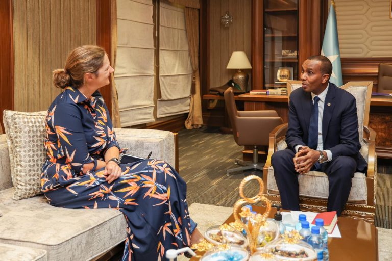 Ra’iisul Wasaare Xamse Cabdi Barre oo maanta qaabilay Safiirka dowladda UK ee Soomaaliya, Kate Foster