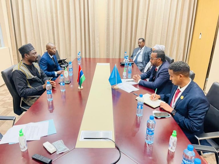 Sii hayaha wasiirka Arimaha Dibada Soomaaliya oo masuliyiin katirsan Gambia iyo Ghana kala hadlay sidii loo xoojin lahaa xiriirka labadaas dal iyo Soomaaliya