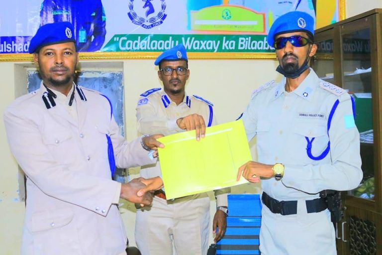 Taliyaha qaybta booliska gobolka Nugaal oo xilalkii u kala wareejiyay taliyihii hore ee saldhiga bartamaha Garowe iyo taliyaha cusub ee saldhigaas