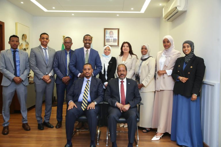 Madaxweyne Hassan Sheikh Maxamuud oo booqday Xarunta Safaaradda Soomaaliya ee dalka Masar