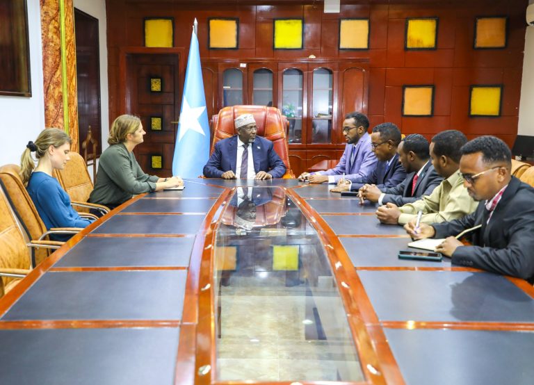 Guddoomiyaha Golaha Shacabka Sheikh Aadan Madoobe oo maanta la kulmay danjiraha dowladda Ingriiska u qaabilsan dalkeenna