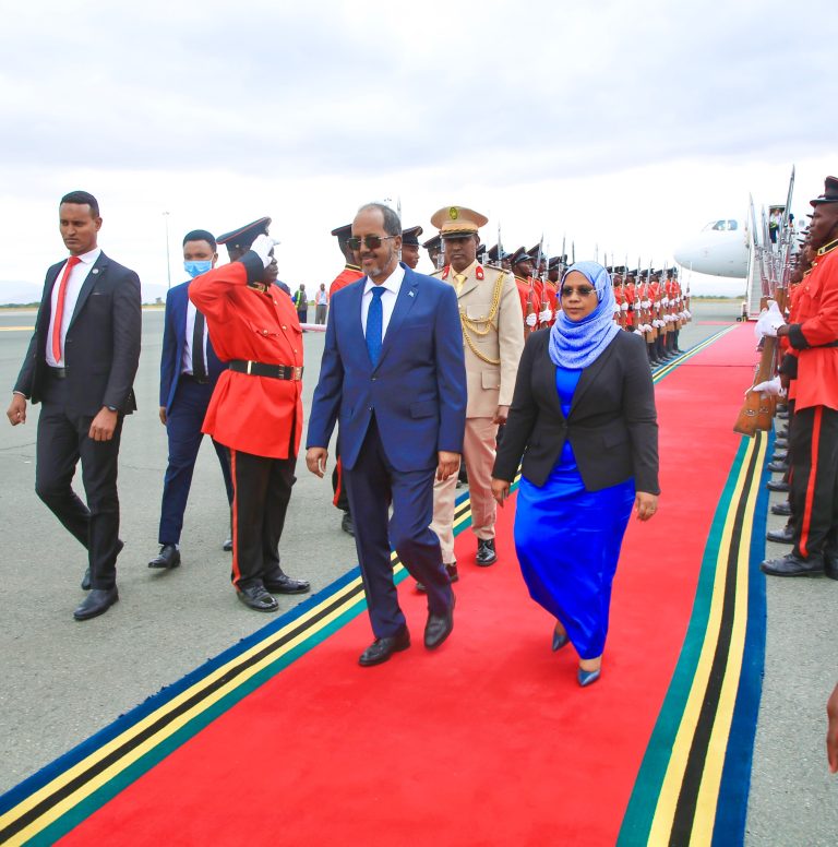 Madaxweyne Xasan Sheekh Maxamuud Oo Gaaray Magaalada Arusha Ee Dalka Tansaaniya (SAWIRO)