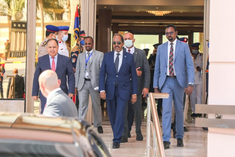 [SAWIRO]Madaxweyne Xasan Sheekh Maxamuud iyo wafdi uu hoggaaminayo oo gaaray magaalada Qaahir