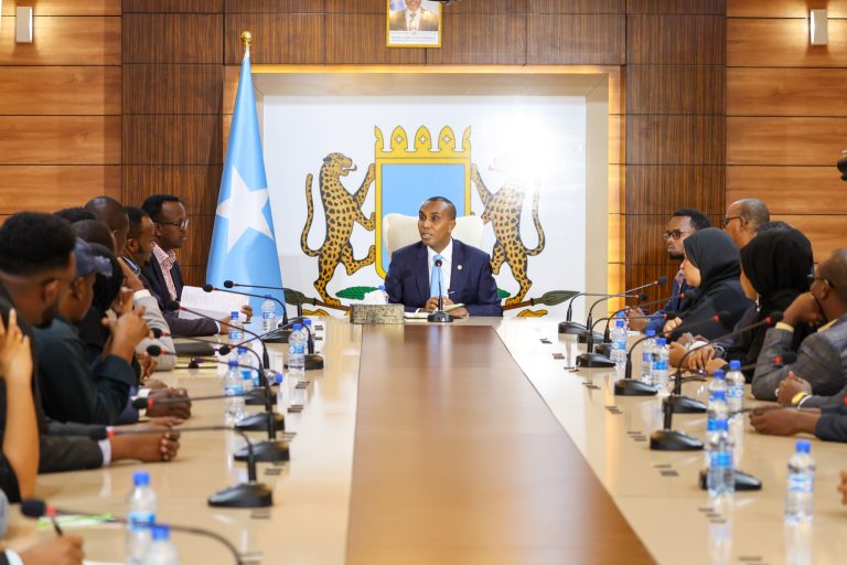 Ra’iisul Wasaare Hamse Abdi Bare oo kulan la qaatay qaar kamid ah dhallinyarada Soomaaliyeed