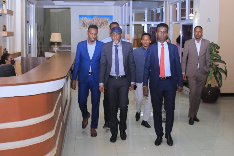 Xildhibaan Cabdi Samad Macallin Maxamuud oo Magaalada Kampala ee dalka Uganda uga qeyb galay dood cilmiyeed ku saabsan Daadajinta dowladnimada iyo federaaleynta