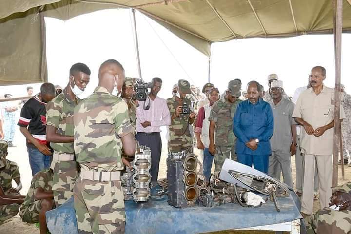 Madaxweyne Hassan sheikh Maxamuud oo booqday cutubyo ka tirsan Ciidanka Badda Soomaaliyeed ee tababbarka u jooga dalka Elatariya