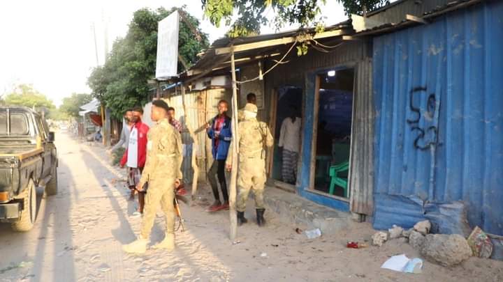 (SAWIRO)Ciidanka NISA oo muqdisho ku qabtay waxyabaha qarxa iyo kooxihii watay