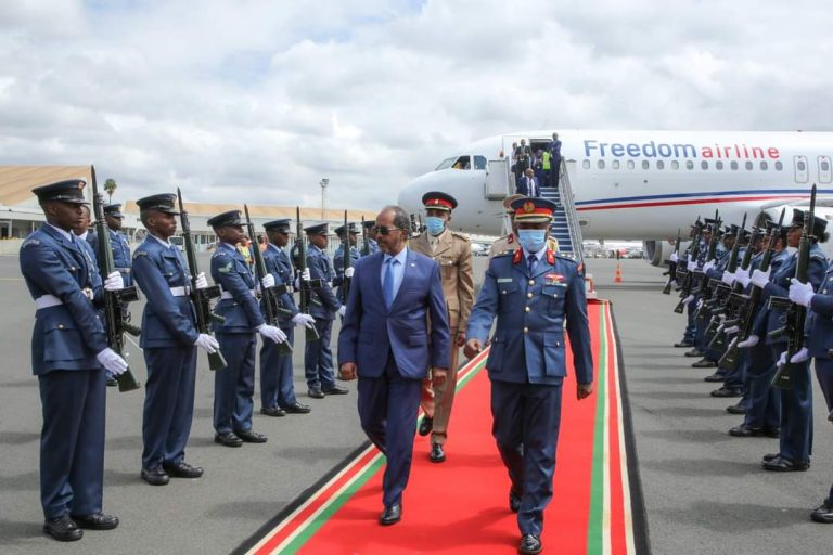 Madaxweynaha Qaranka Oo Siweyn Loogu soo dhaweeyay Kenya. (Sawiro)