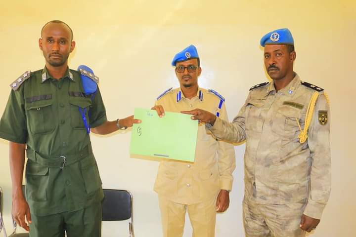 Taliyaha qaybta booliska gobolka Nugaal oo xilalkii u kala wareejiyay taliyaha cusub ee saldhiga Burtinle iyo taliyihii hore ee saldhigaas