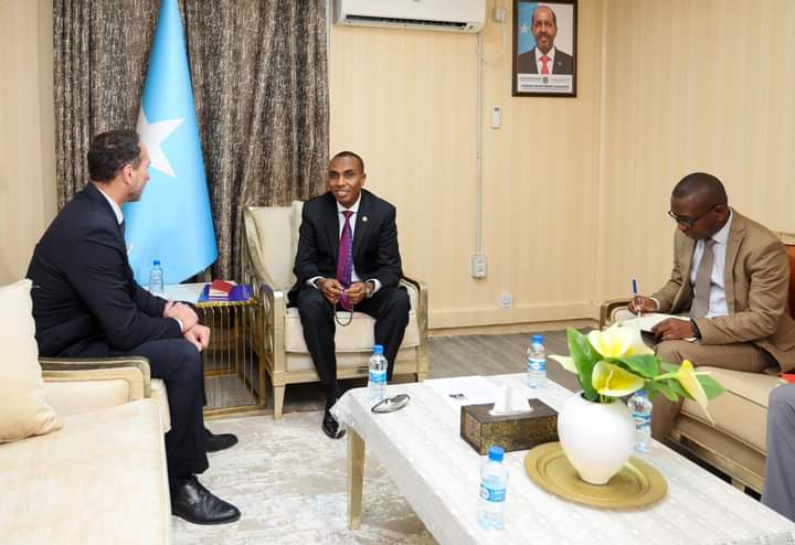 Raisulwasaare Hamse Abdi Bare oo maanta qaabilay Danjiraha dowladda Talyaaniga u fadhiya Soomaaliya