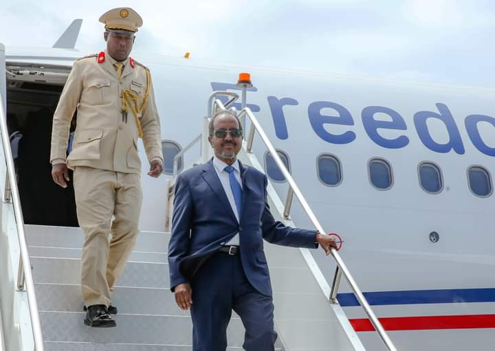 Madaxweyne Hassan sheikh Maxamuud oo maanta dalka dib ugu soo laabtay