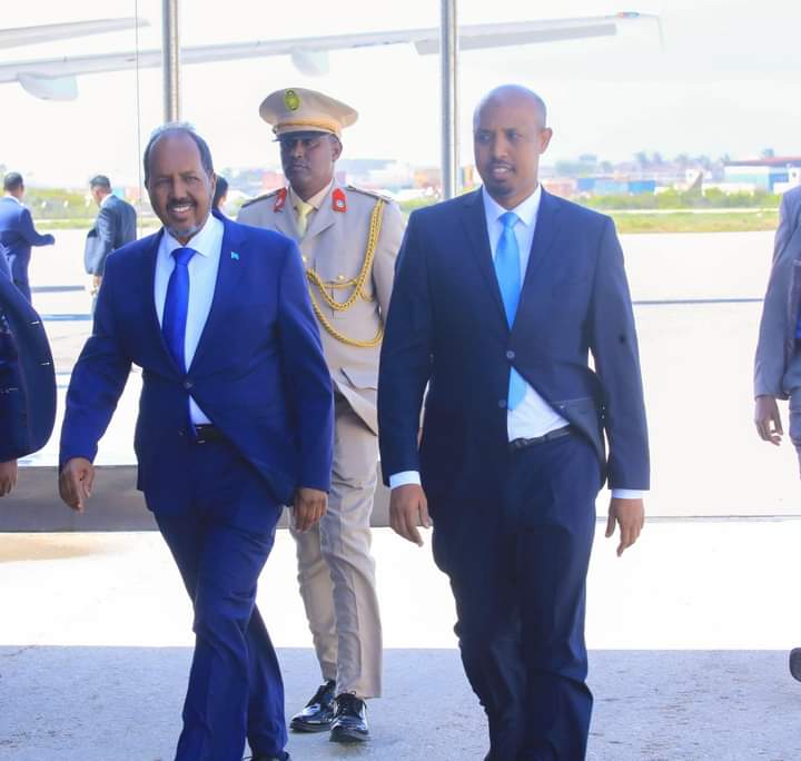 MADAXWEYNE XASAN SHEEKH MAXAMUUD OO DALKA DIB UGU SOO LAABTAY KADDIB SAFAR SHAQO UU KU TAGAY DALKA TANSAANIYA