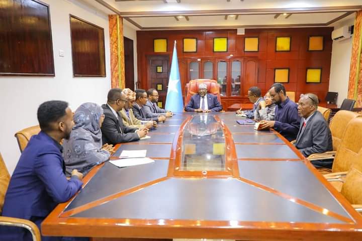 Guddoomiye sheikh Aadan madoobe oo la kulmay Guddiga madax-banaan ee la dagaalanka musuqmaasuqa