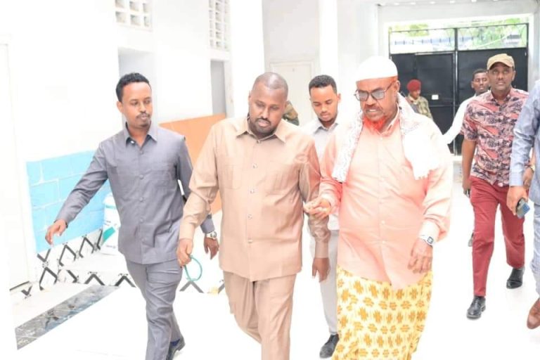 Gudoomiye ku Xigeenka 2aad Golaha Shacabka Oo Isbitaalada Ku Booqday Dhaawacyadi Marka. (SAWIRO)