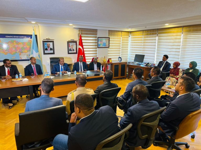 (SAWIRRO) Madaxweyne Hassan sheikh Maxamuud  oo booqday Safaaradda Soomaaliya ee Ankara