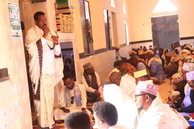 Madaxweynaha Galmudug Oo salaada Ciida ladukaday Shacabka Reer Baxdo.