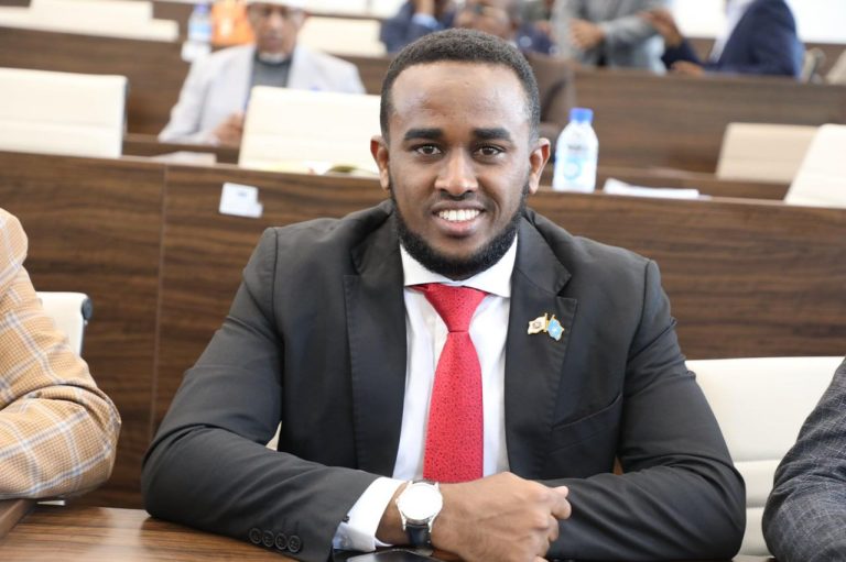 Senetor Xuseen Maxamed Daahir oo bogaadiyay Dadaaladda dowladda ay ugu Gurmaneyso Dadka abaaraha ay Ku Saameeyeen KGS